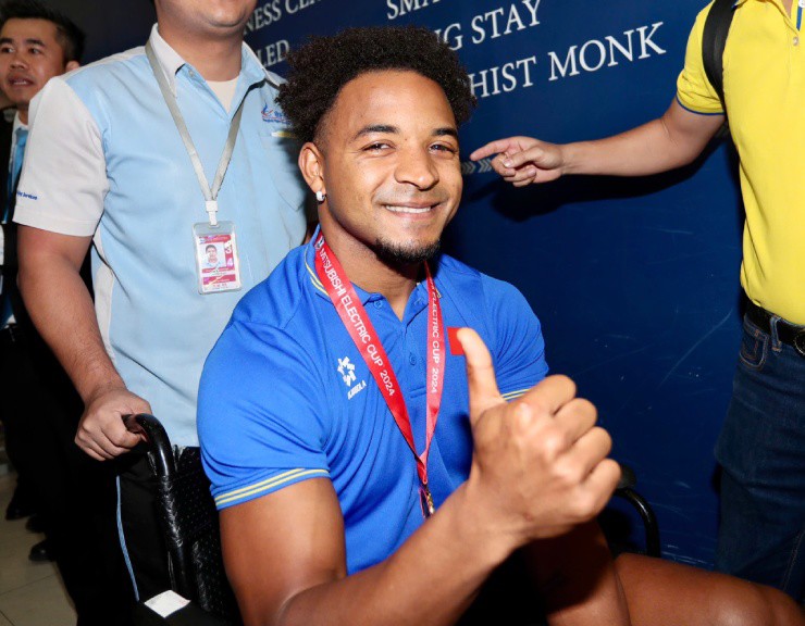 Tiền đạo 27 tuổi nở nụ cười thân
thiện, đồng thời ra dấu "Tôi vẫn ổn".