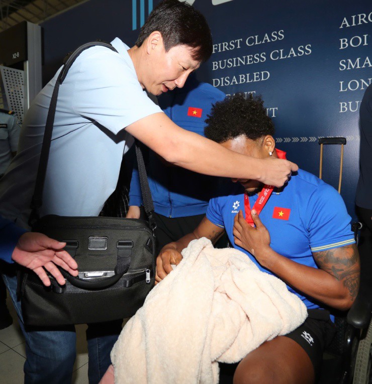 HLV Kim Sang Sik tiến tới hỏi thăm
sức khỏe của Xuân Son.