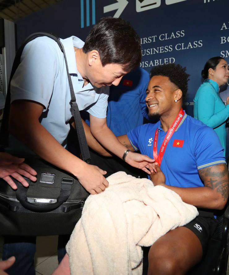 Chân của Xuân Son được&nbsp;nẹp cố
định và&nbsp;sẽ phẫu thuật khi trở về Việt Nam.