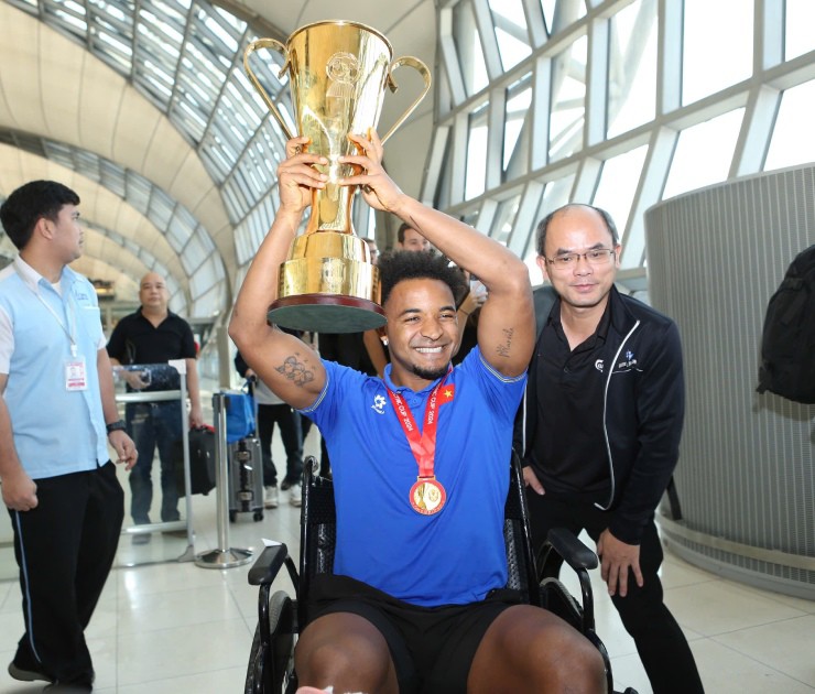 Xuân Son ôm hôn và
nâng cúp vô địch AFF Cup, điều mà anh chưa có cơ hội làm sau trận
chung kết lượt về