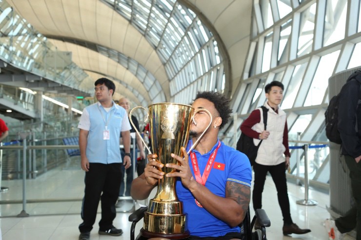 Xuân Son bật khóc, ôm HLV Kim Sang Sik khi được trao huy chương vô địch - 2