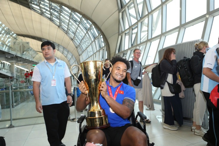 Xuân Son bật khóc, ôm HLV Kim Sang Sik khi được trao huy chương vô địch - 3