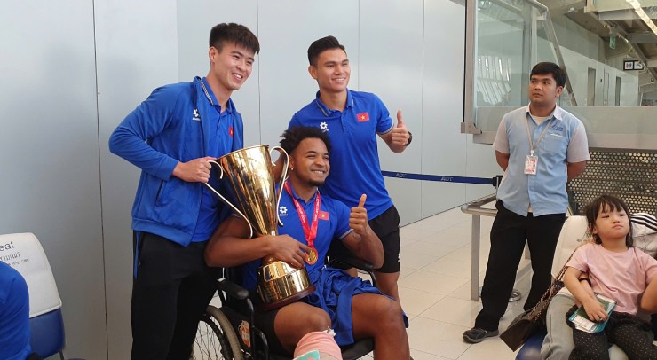 Xuân Son bật khóc, ôm HLV Kim Sang Sik khi được trao huy chương vô địch - 14