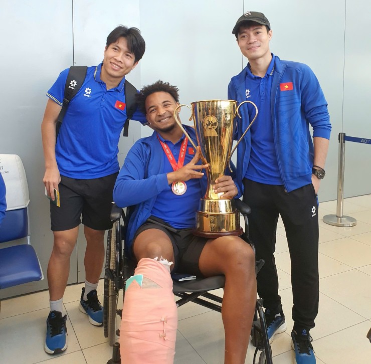 Các đồng đội thay nhau
chụp ảnh cùng Xuân Son và cúp vô địch