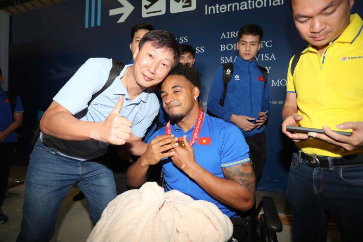 Cổ động
viên&nbsp;không khỏi xót xa khi người hùng của ĐT Việt Nam gặp chấn
thương đáng tiếc và không thể thi đấu hết trận chung kết lượt
về