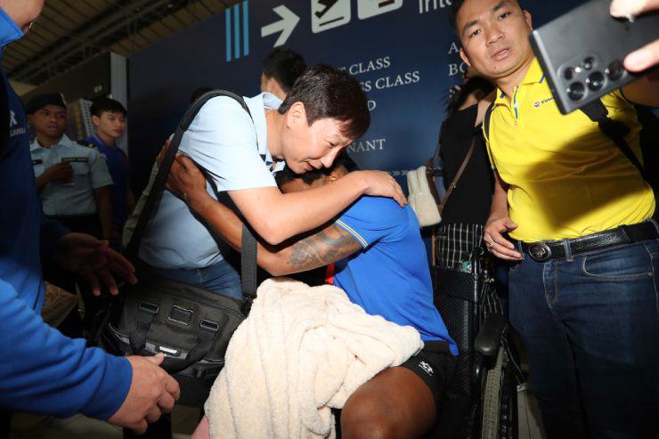 Xuân Son ôm&nbsp;HLV
Kim Sang Sik và bật khóc