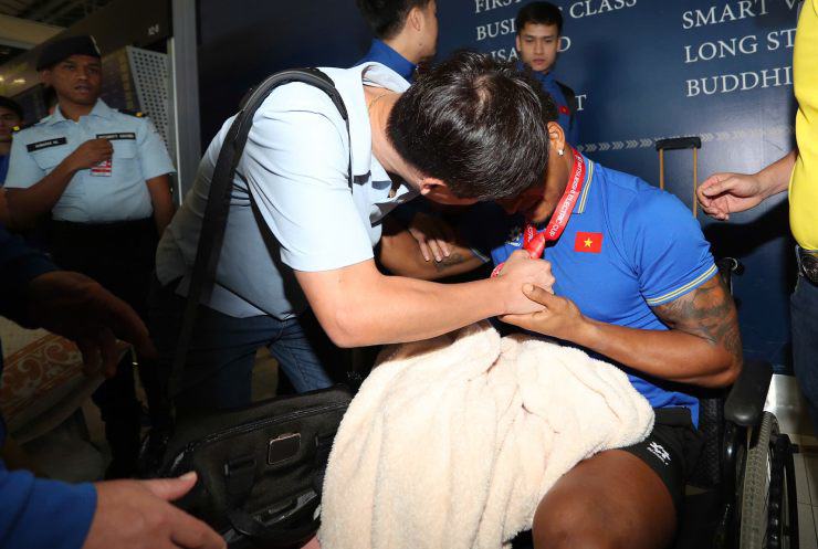 Sau đó, nhà cầm quân người Hàn
Quốc&nbsp;có hành động ý nghĩa khi trao huy chương vô địch cho học
trò.