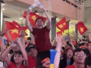 Tin tức trong ngày - Người hâm mộ 'cháy' suốt đêm đến sáng