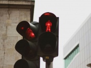 Tin tức ô tô - Vượt đèn đỏ tại Mỹ, tài xế bị phạt hơn 25 triệu đồng