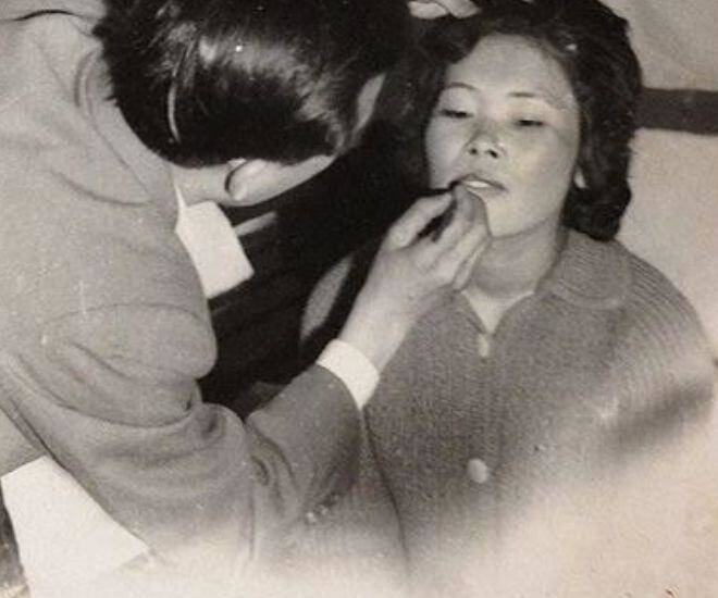 Chú rể Văn Hiệp&nbsp;tự tay trang điểm cho cô dâu của mình.