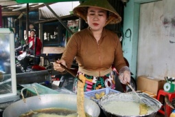 Ẩm thực - Tung 'chiêu' bán hàng lạ, quán bánh chuối ở Sóc Trăng 'chốt đơn' 300 chiếc/ngày