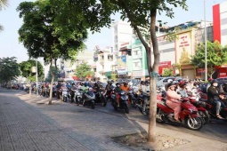 Hình ảnh khác lạ ở những cung đường kẹt xe triền miên tại TPHCM