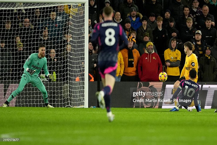 Gibbs White mở tỉ số cho Nottingham Forest ở phút thứ 7