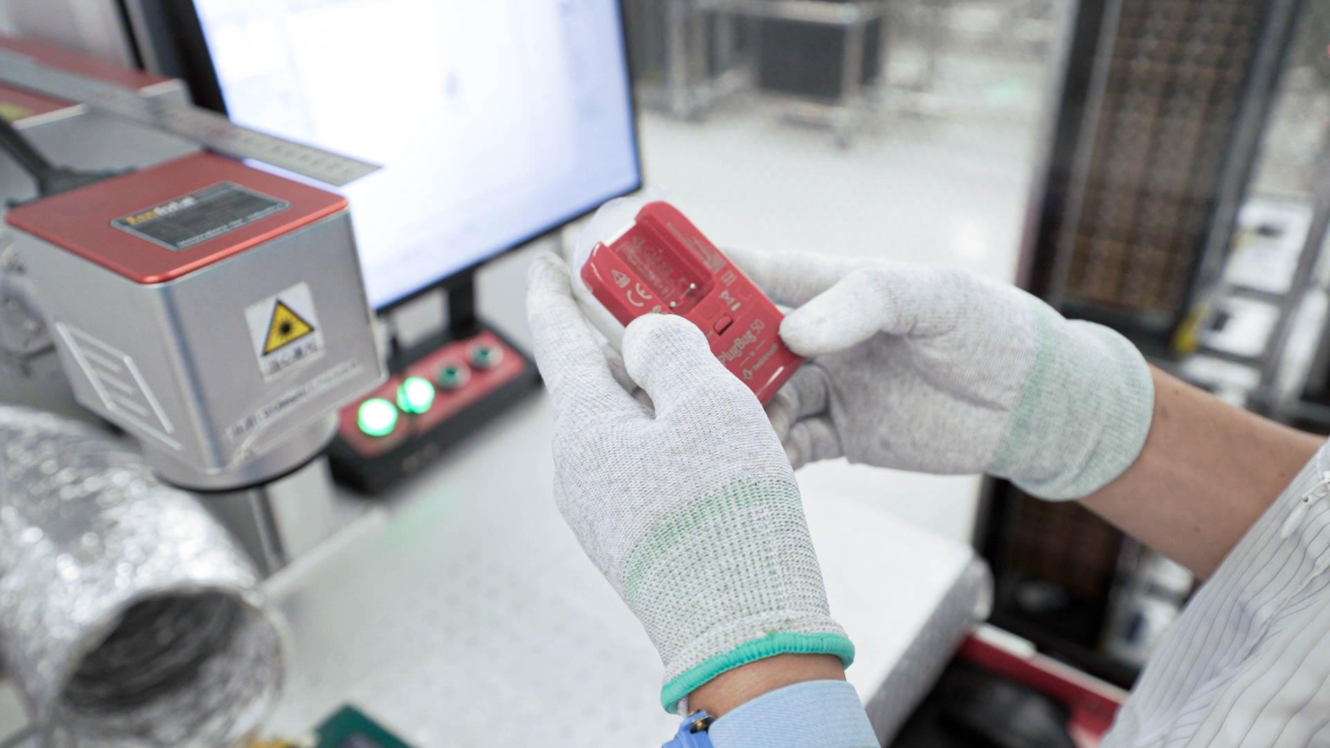 PlugBug sở hữu thiết kế nhỏ gọn, tính năng sạc nhanh và tích hợp công nghệ định vị tiên tiến, mang đến sự tiện lợi tối ưu cho người dùng.