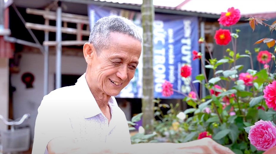 Nụ cười trên khuôn mặt bác Giáo sau khi chiến thắng chứng tiểu đêm. 