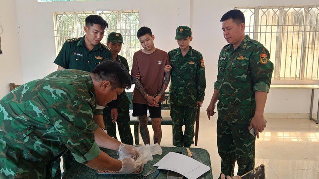 VIDEO: Bắt giữ đối tượng Hoàng Duy Quang ngay cửa khẩu với Campuchia - 2