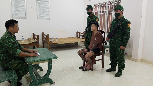 Đối tượng Hoàng Duy Quang bị bắt quả tang cùng tang vật