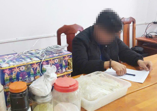 Ông Q. đưa con trai đến cơ quan công an trình báo và giao nộp toàn bộ pháo hoa, hóa chất, nguyên liệu mà H. mua để chế tạo pháo.