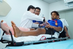 Sức khỏe đời sống - Vì sao Xuân Son về Việt Nam phẫu thuật chứ không phải ở nước ngoài?