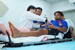 Vì sao Xuân Son về Việt Nam phẫu thuật chứ không phải ở nước ngoài?