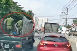Tin tức trong ngày - Công an thông tin vụ ‘xe tải biển trắng chạy ưu tiên, chở người phía sau thùng’ ở Bình Dương