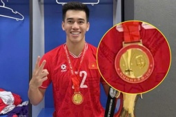 Chuyện khó tin AFF Cup: Tiến Linh nhận nhầm huy chương của Thái Lan