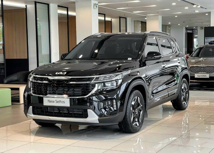 KIA Seltos 2024 có 2 loại động cơ: 1.5 hút khí tự nhiên (113 mã lực, mô-men xoắn 144 Nm) và 1.5 tăng áp (158 mã lực, mô-men xoắn 253 Nm). Phiên bản GT-Line sử dụng hộp số 7 cấp ly hợp kép (DCT) mang lại cảm giác lái êm ái và tiết kiệm nhiên liệu, trong khi các phiên bản AT, Luxury và Premium dùng hộp số CVT, giúp di chuyển êm ái trong phố. KIA Seltos 2024 trang bị an toàn gồm 6 túi khí, ABS, EBD, BA, ESP, VMS, HAC, camera lùi, cảm biến hỗ trợ đỗ xe, và nhiều trang bị khác. 