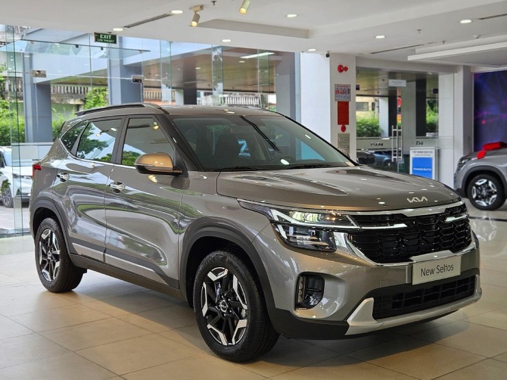 KIA Seltos 2024 có kích thước tổng thể dài 4365 mm, rộng 1800 mm, cao 1645 mm, lớn hơn phiên bản trước. Thân xe thể thao với đường dập gân dài và cắt xẻ táo bạo. Cạnh dưới cửa kính viền chrome kéo lên cột C, vòm bánh xe và cạnh dưới thân xe ốp nhựa cứng cáp. Cánh cửa được ốp dải nhựa đen kết hợp viền chrome tinh tế.