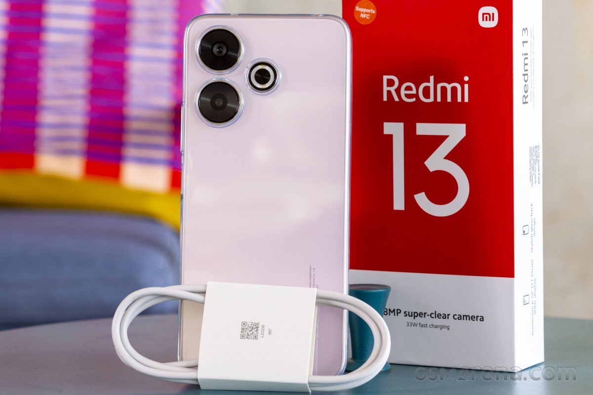 Redmi 13 nổi bật với thiết kế hiện đại, khung nhựa chắc chắn và mặt lưng kính sang trọng.