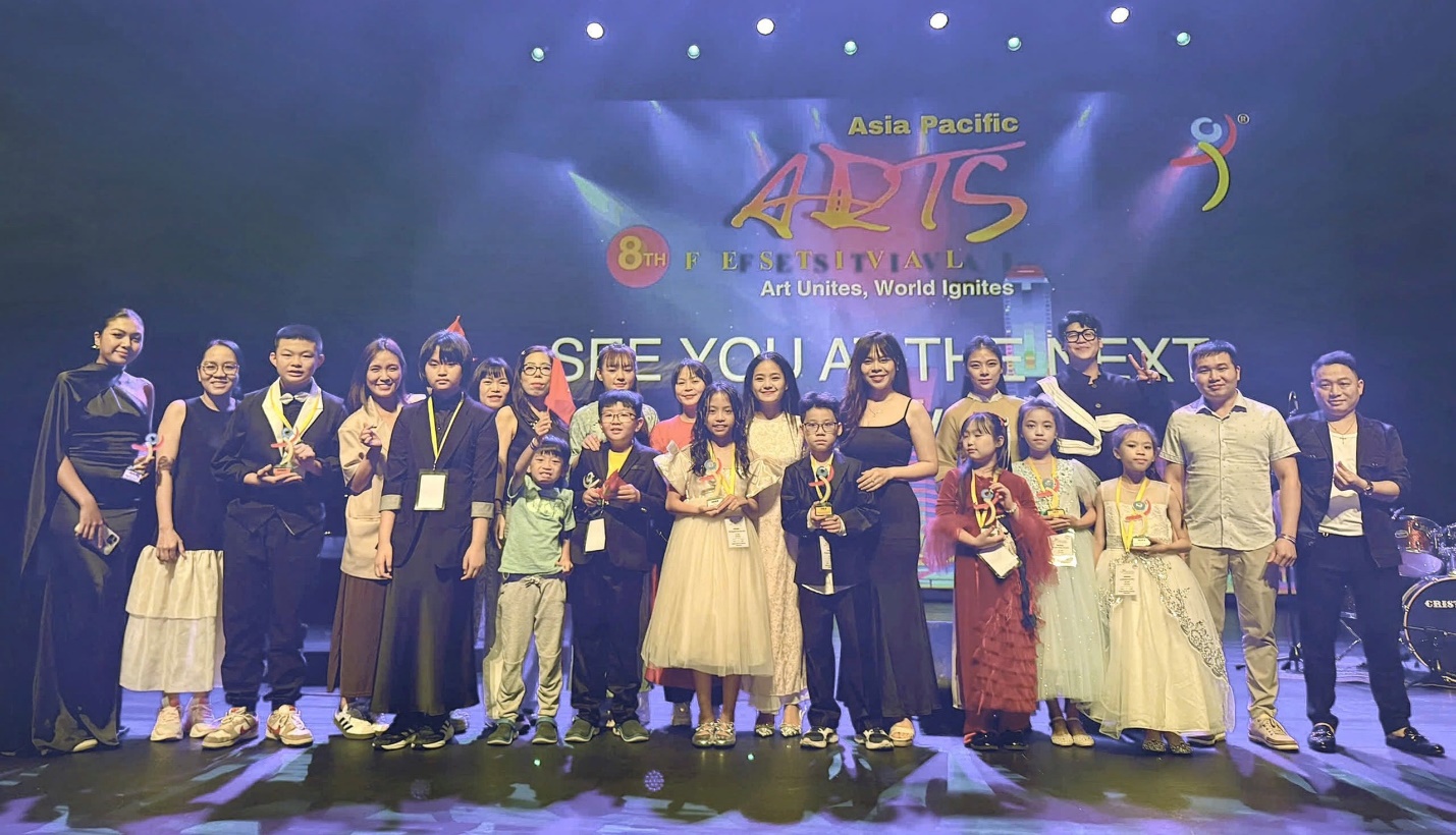 Đoàn Việt Nam nhận giải trên sân khấu nhà hát Gateway Theatre - cuộc thi Asia Pacific Arts Festival 2024 Tại Singapore