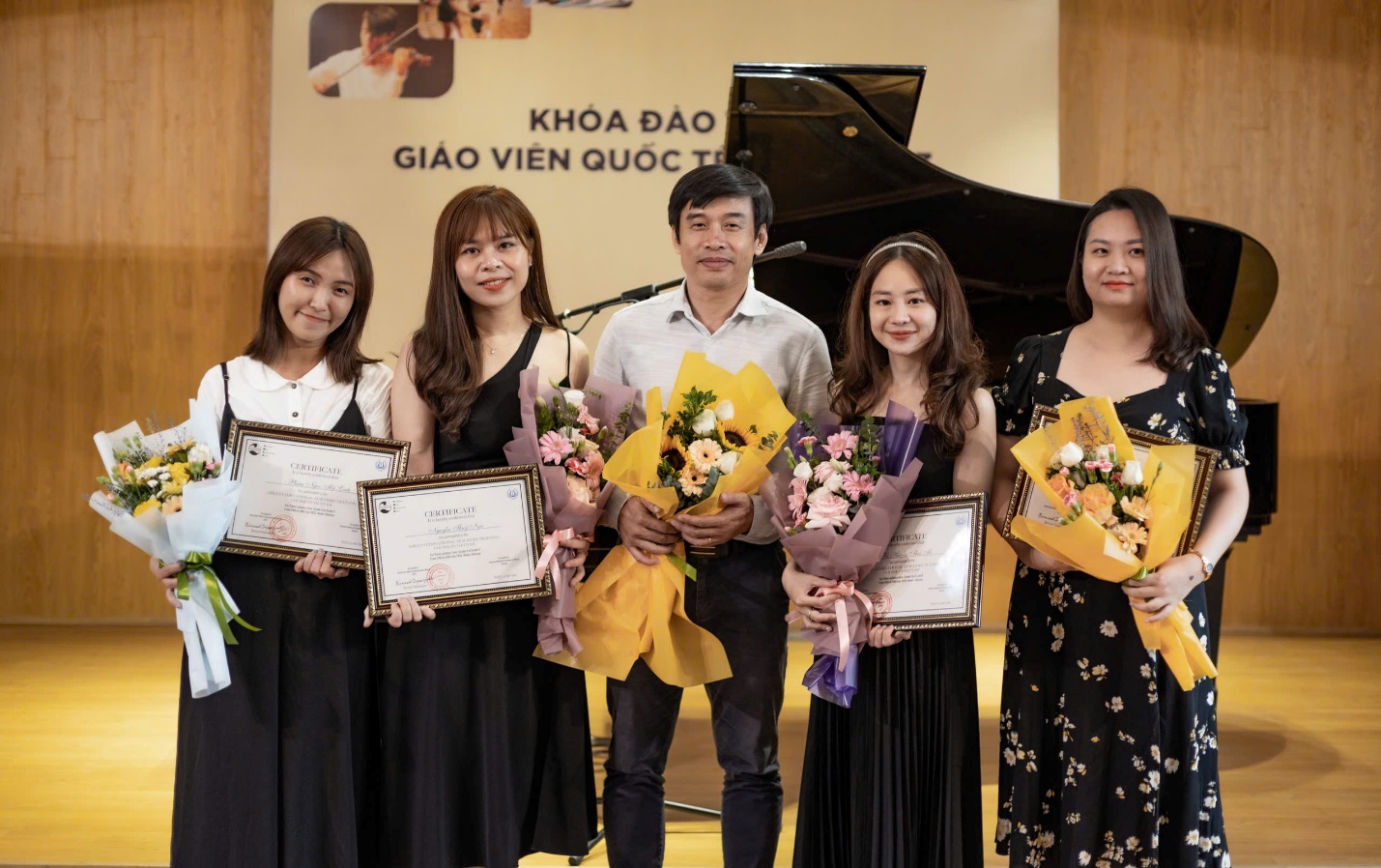 Nguyễn Thúy Nga cùng PGS.TS Nguyễn Huy Phương - Chủ tịch Hội đồng Học viện Âm nhạc Quốc gia Việt Nam