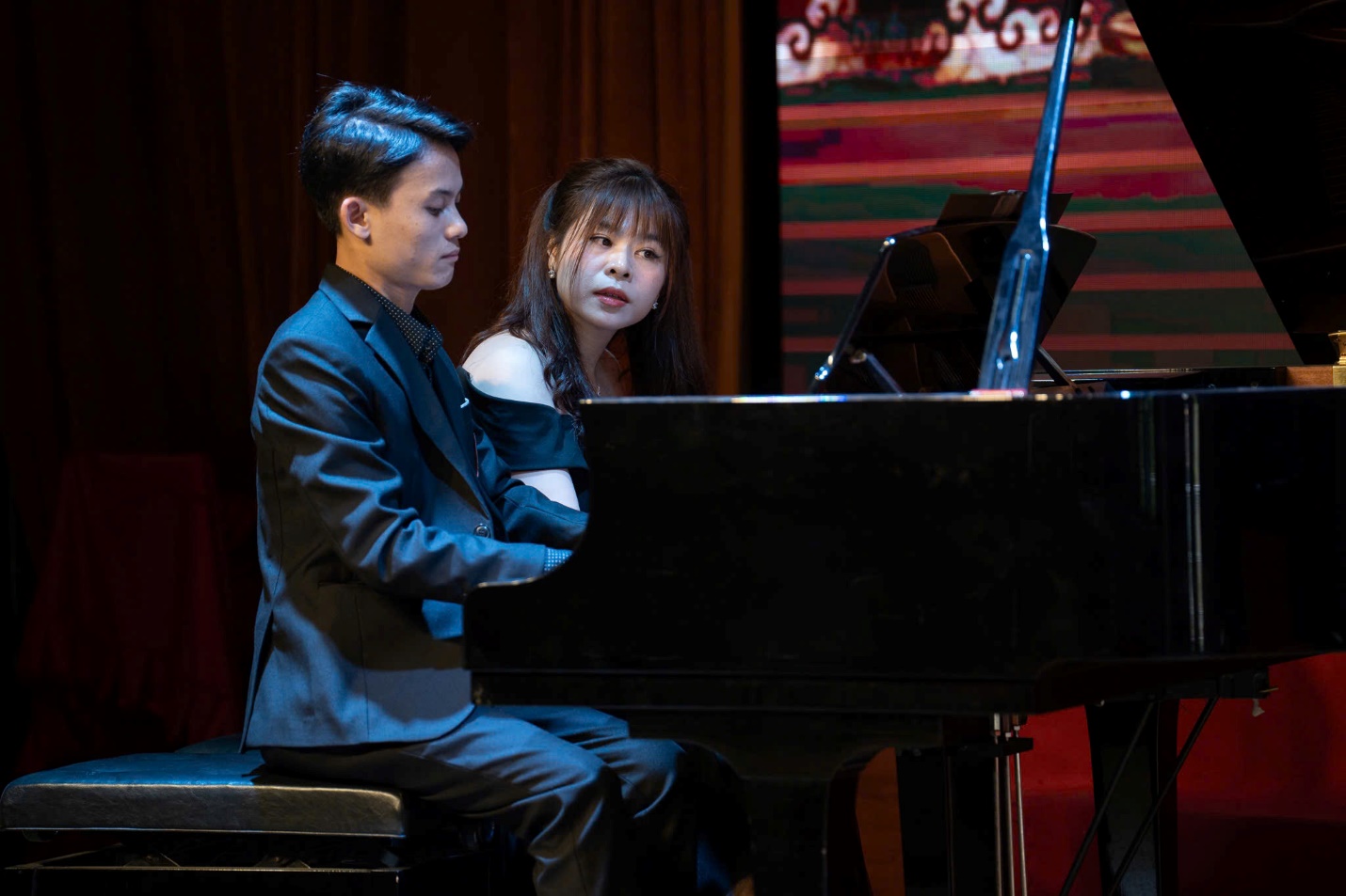 Nguyễn Thuý Nga biểu diễn piano trên sân khấu chuyên nghiệp