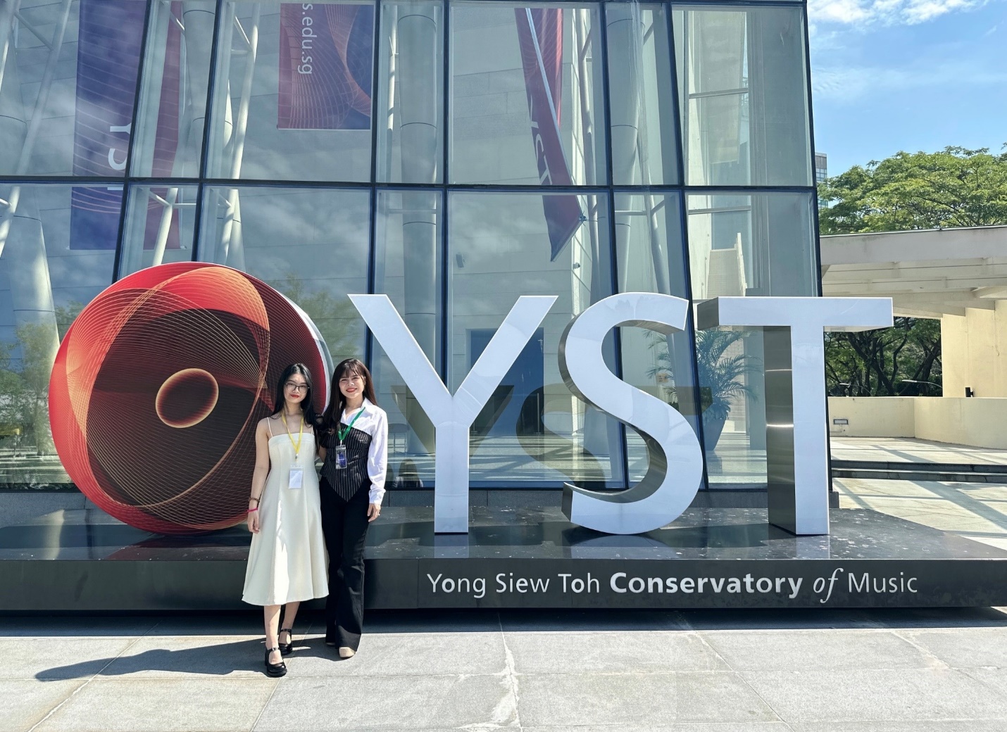 Cô Thuý Nga chụp cùng học viên tại Nhạc viện Yong Siew Toh - Singapore 2024