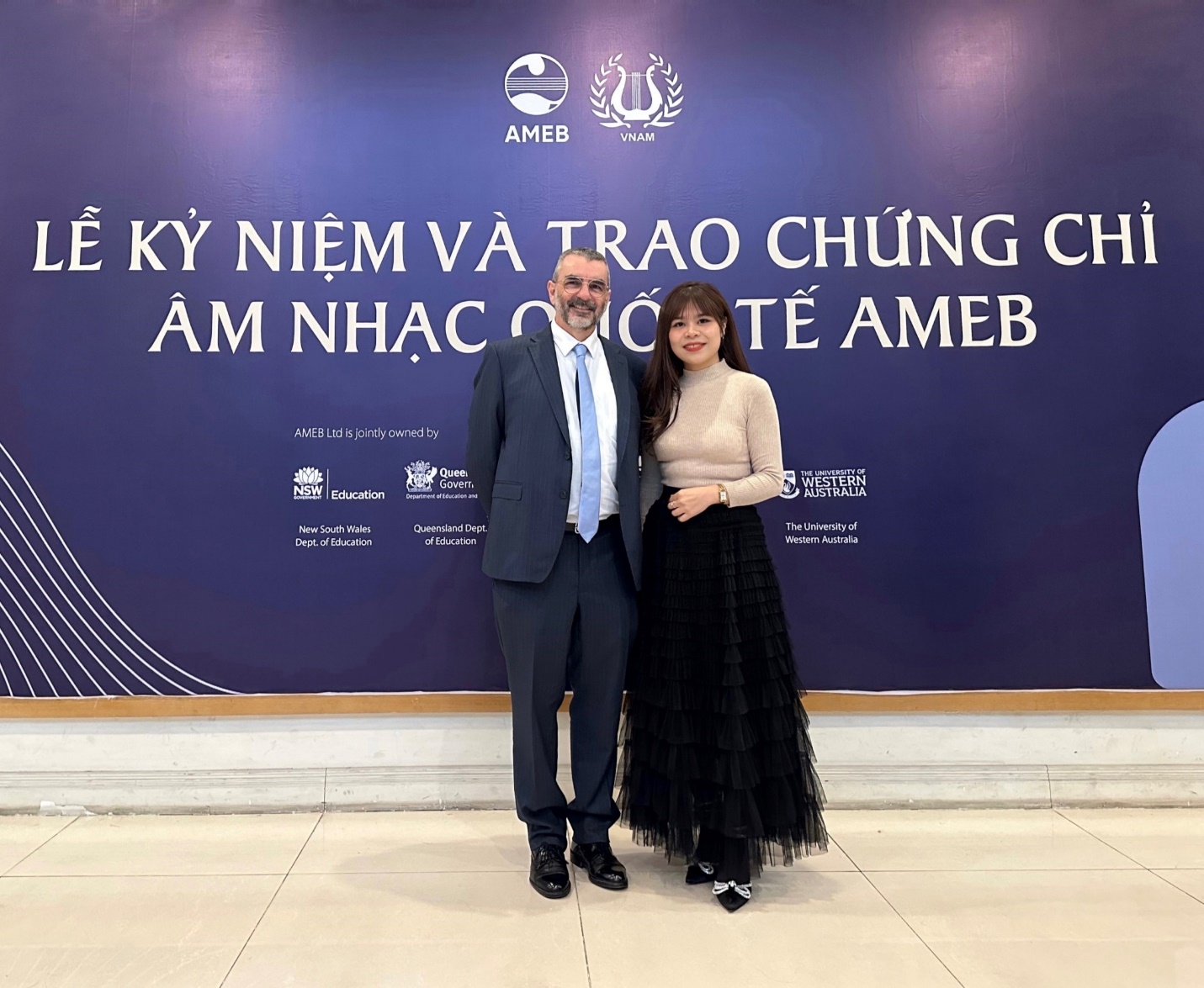Nguyễn Thúy Nga cùng Mr. Bernard Depasquale - CEO AMEB