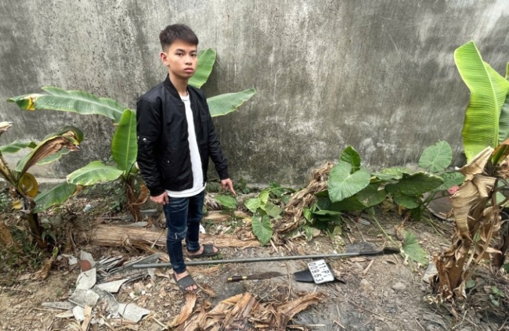 Đối tượng Ngô Sinh Hưởng cùng tang vật vụ án. Ảnh: Cơ quan công an.