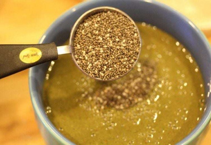 Do chứa đầy omega 3 và chất chống oxy hóa, chỉ cần một thìa hạt chia có nhiều canxi hơn một cốc sữa. Chúng là một bổ sung tuyệt vời cho bất kỳ công thức làm bánh pudding hoặc sinh tố ăn sáng nào.