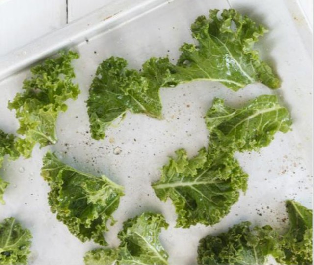 Rất tốt để giải độc vì chứa nhiều chất xơ, những chất có trong rau cải xoăn là những yếu tố quan trọng giúp giữ cho khỏe mạnh. Chỉ cần 50g rau cải xoăn cung cấp đủ lượng vitamin C được khuyến nghị hàng ngày của bạn.