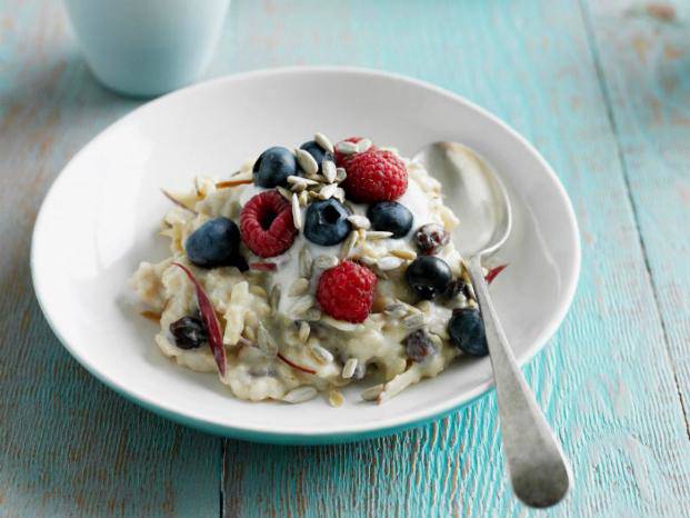 Yến mạch có nhiều canxi, magiê, vitamin E, protein và hơn thế nữa. Ngoài việc giúp cải thiện làn da của bạn, chúng rất tốt cho những người bị căng thẳng và mệt mỏi. Đơn giản nhất là chế biến nó thành món cháo cho bữa sáng.