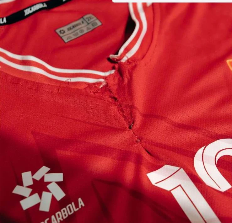 Nguyễn Xuân Son ghim chỗ rách lại cẩn thận và sẽ tặng cho tổ chức từ thiện. Ảnh:CTP