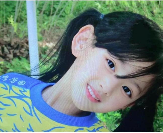 Một số trang mạng còn đăng tải hình ảnh Xiaoli ngày bé, chứng minh cô xinh đẹp từ nhỏ.