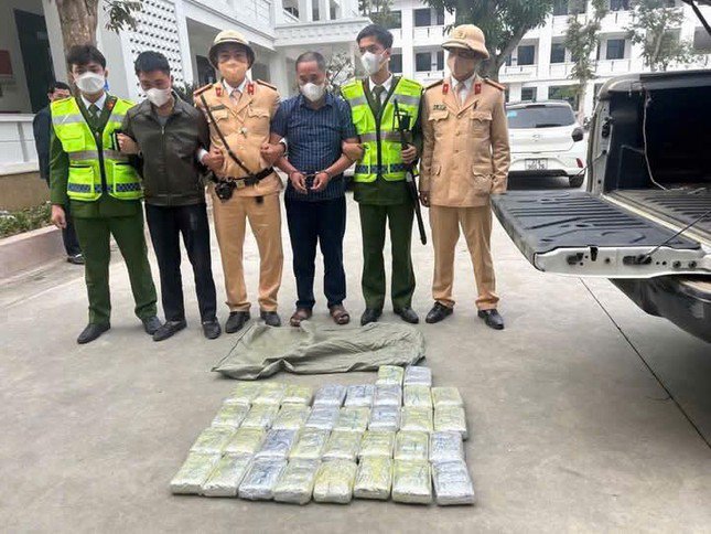 Nghi phạm Mùa Bá Vừ (thứ 3 từ phải sang) bị bắt cùng tang vật