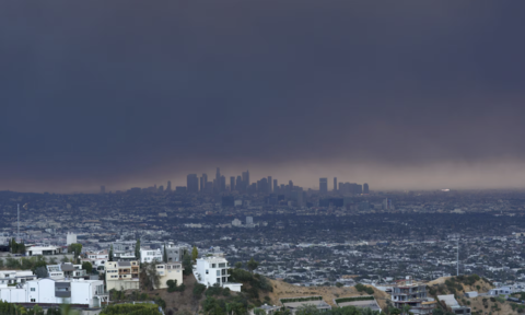 Thành phố Los Angeles chìm trong khói
lửa của những trận cháy rừng 