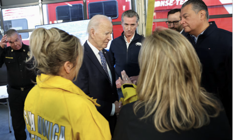 Tổng thống Mỹ Joe Biden thăm khu vực
xảy ra cháy rừng 