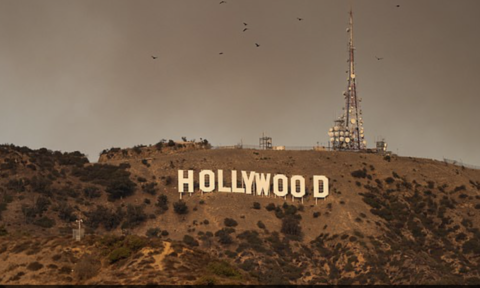 Khói mù từ các trận cháy rừng bốc lên
phía sau ngọn đồi biểu tượng của kinh đô điện ảnh
Hollywood 