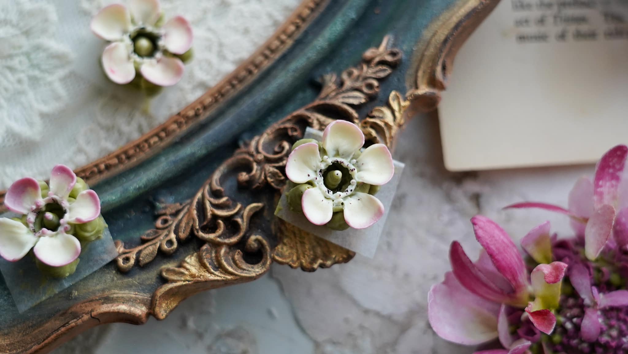 Việc làm hoa bơ là bước quan trọng và tỉ mỉ nhất trong quy trình tạo ra một chiếc bánh kem hoa.