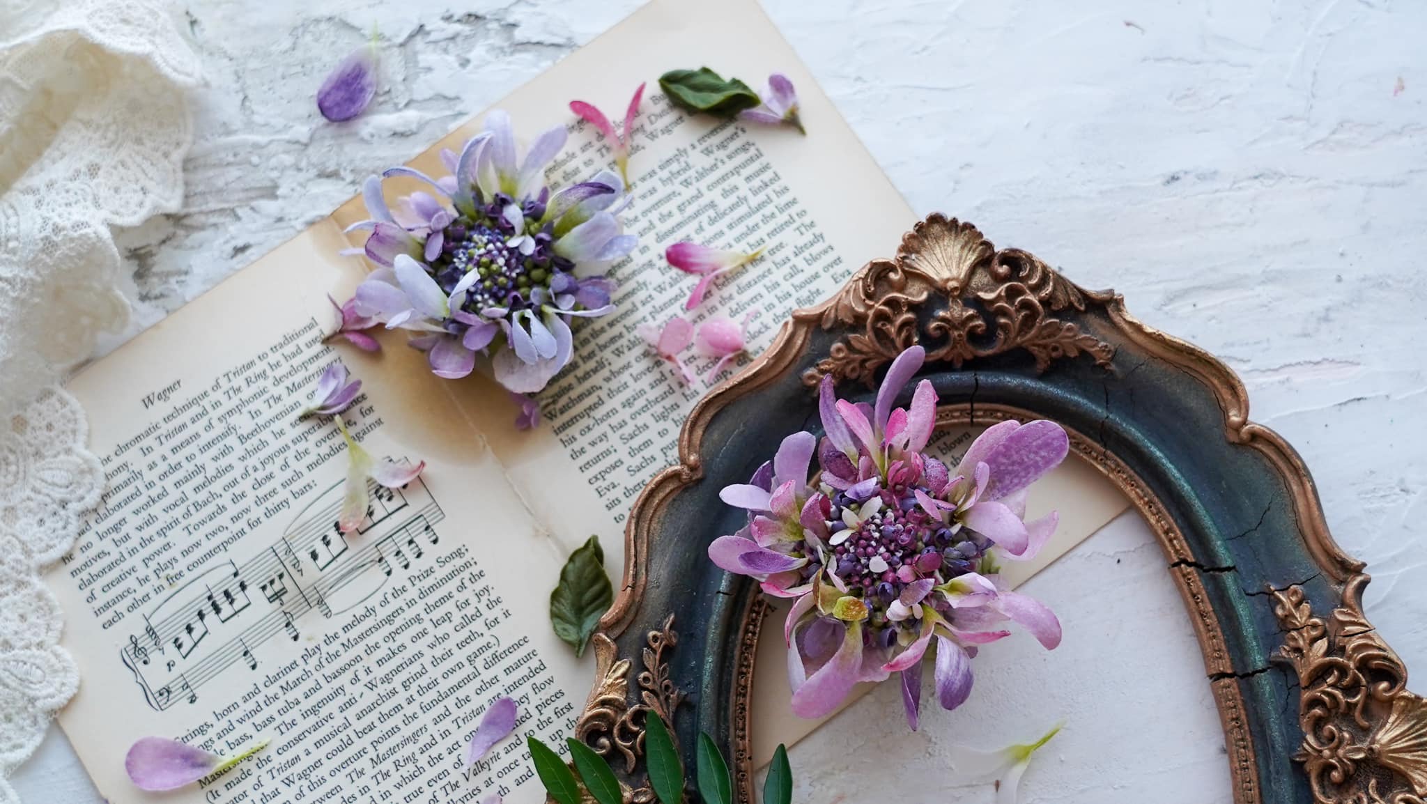 Thợ làm bánh phải chú ý đến sự mềm mại, hình dáng tự nhiên và độ chi tiết để đảm bảo mỗi bông hoa trông đẹp mắt và sống động.