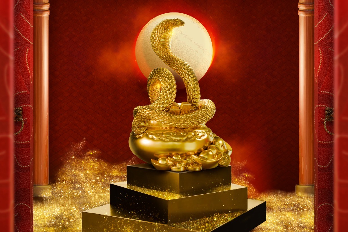 Hình tượng Vương Xà quyền uy quấn quanh niêu vàng mang ý nghĩa trấn giữ tài lộc, kích hoạt dòng chảy thịnh vượng trong năm mới. Ảnh: PNJ