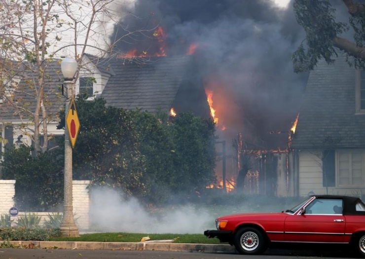 Như thấy rõ ở hình trên, ngôi nhà ở Pacific Palisades của Cobie Smulders bốc cháy mà không có động thái cứu hỏa nào. Ảnh: BackGird.