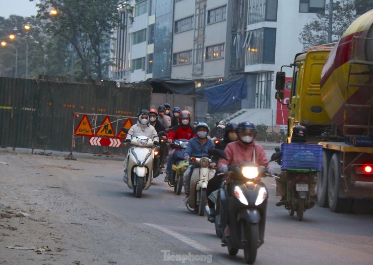 Xe máy nối đuôi nhau luồn lách, đi ngược chiều trên đại lộ Thăng Long - 6