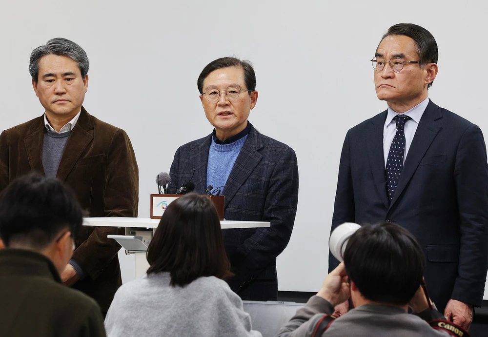 Nhóm luật sư bào chữa cho Tổng thống Hàn Quốc Yoon Suk-yeol. Ảnh: YONHAP
